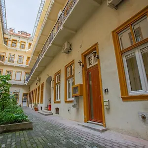 Cute Gallery Flat In Dob Str, Mars Apartamento Budapest